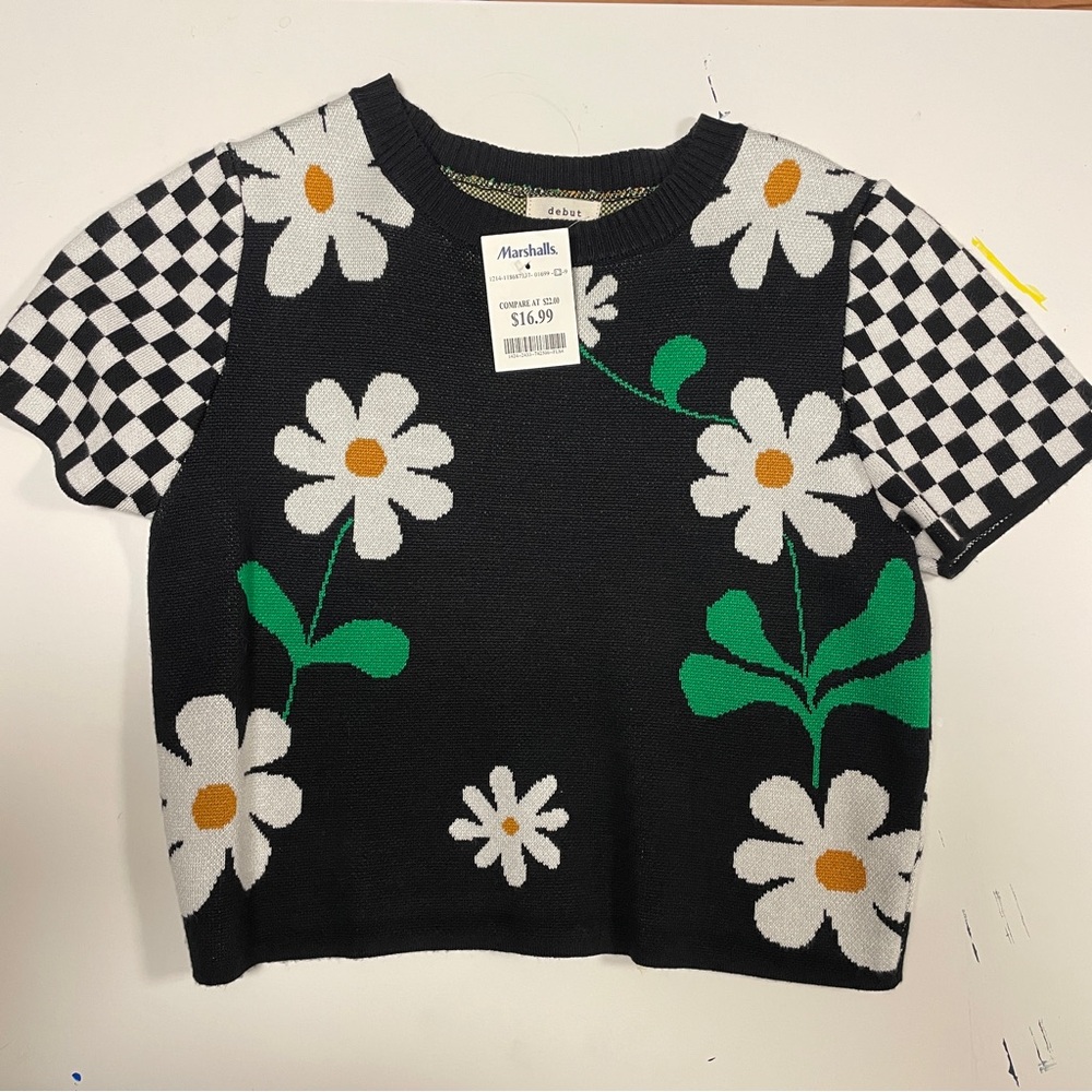 Short Sleeve Cropped Black Daisy Knit Top